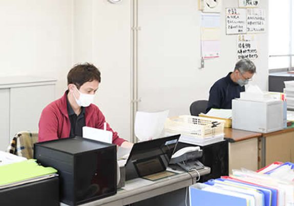 デスクで働くスタッフの様子