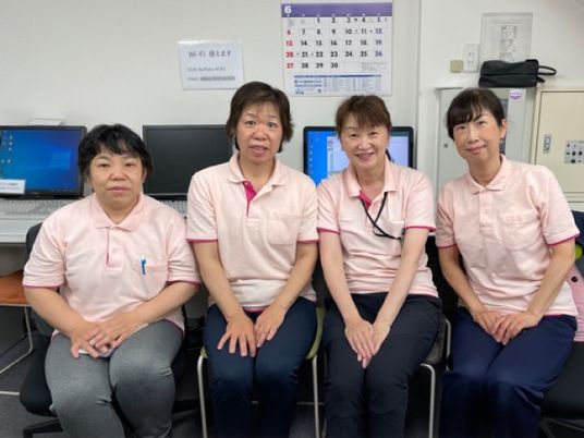 スタッフが並ぶ休憩室  