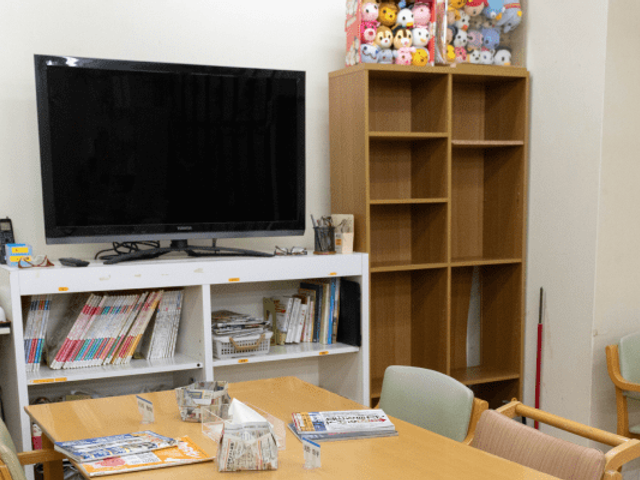 明るい共有スペース ラウンジ 広々としたラウンジは、落ち着いた雰囲気でリラックスできます。テレビを楽しむのに最適です。