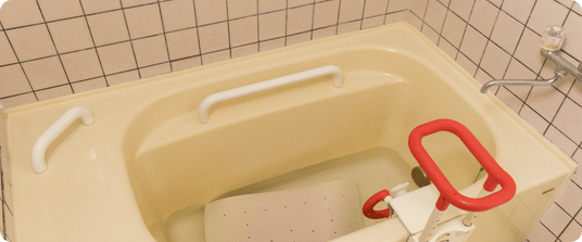 安全設備のある浴室