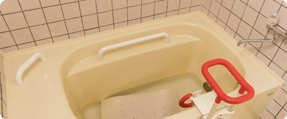 安全設備のある浴室