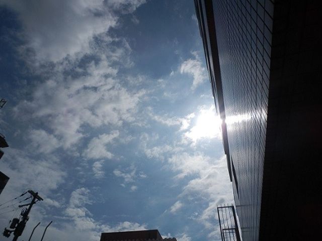 建物外観と空の外観 外観   青空と雲が広がる中、建物の側面が見えます。日差しが差し込む立地で、明るい雰囲気です。