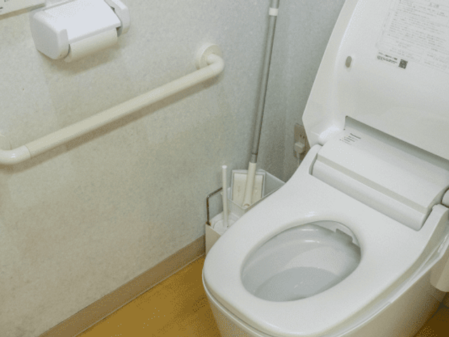 清潔なトイレ トイレ 手すり付きで安全に利用できるトイレです。清潔な環境が整えられています。