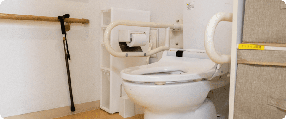 手すり付きのトイレ