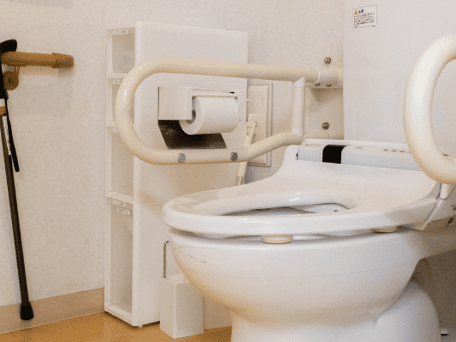 手すり付きのトイレ トイレ 手すりが設置された安全なトイレです。高齢者や介護が必要な方のために配慮されています。
