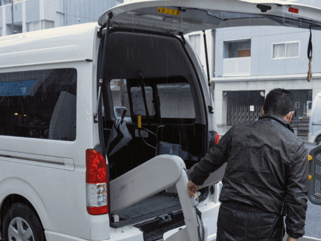 リフト付き車両後部 外観 車椅子用リフトが装備された車両です。安全に入出できる環境が整っています。