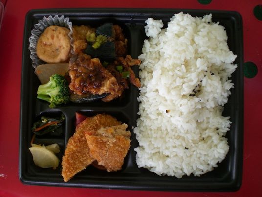 豊富なおかずの弁当