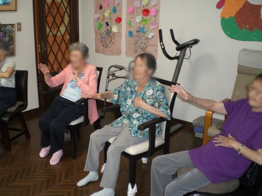 運動を楽しむ人々の様子