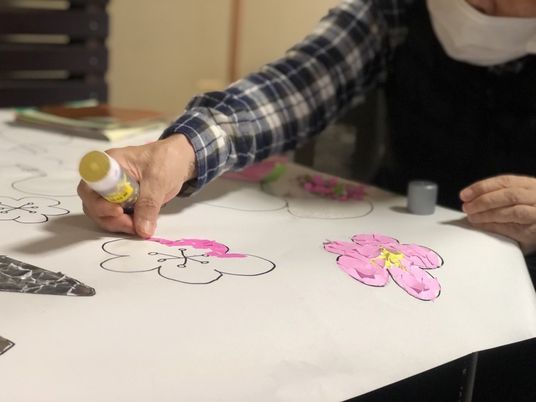 花の絵を描く様子の室内