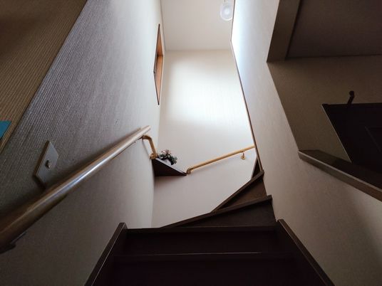 明るい階段の廊下