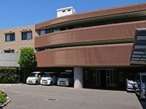 明るい駐車場外観