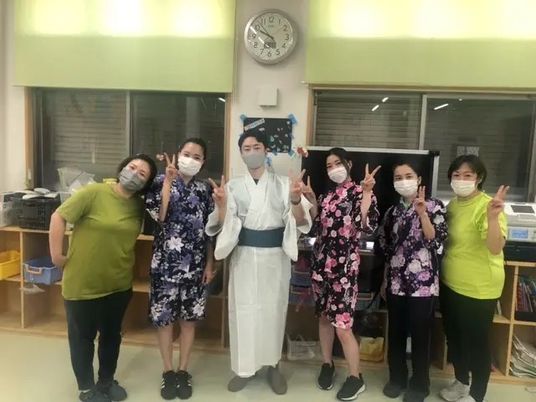 職員が並ぶ多目的室  