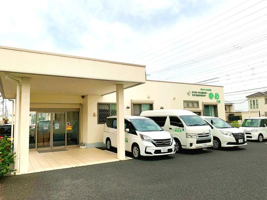 施設の車寄せと駐車場  