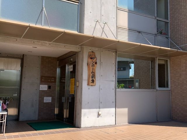 施設の外観 外観   明るい日差しが入る建物の出入口です。落ち着いた雰囲気で、働く場の様子をイメージしやすいです。
