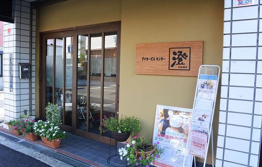 開放的な入口の施設
