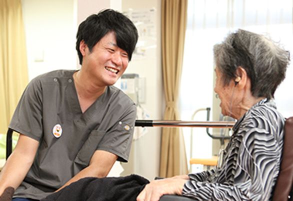 スタッフと利用者の笑顔