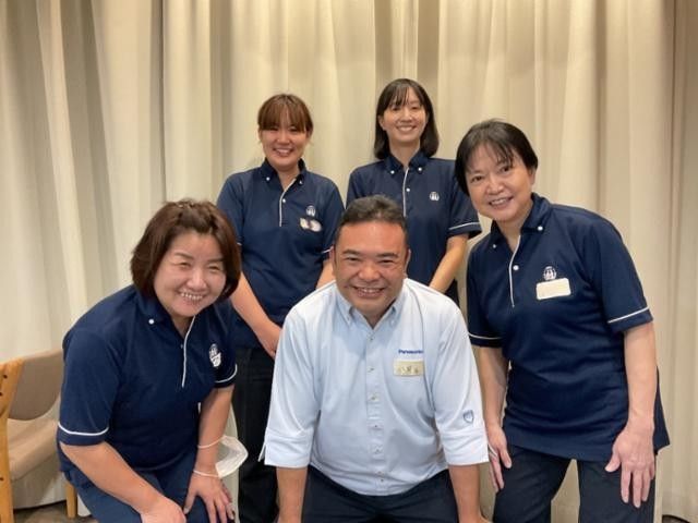 スタッフ集合のロビー ロビー   スタッフの皆さんが笑顔で並び、和やかな雰囲気が伝わります。チームで支え合う職場の様子を感じられます。