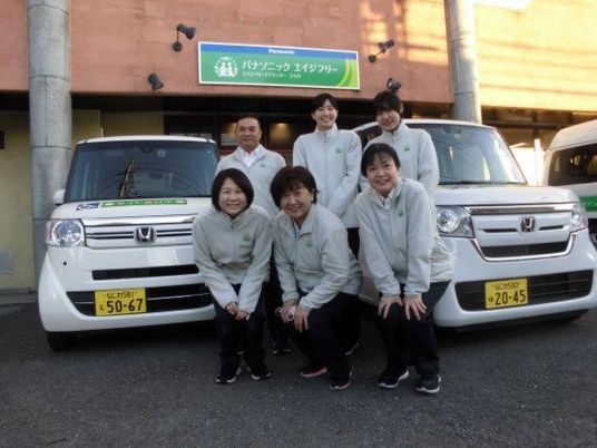 送迎車前の職員集合  