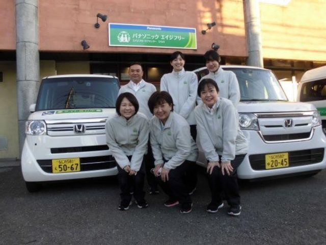 送迎車前の職員集合 スタッフイメージ   送迎車の前で、職員の皆さんがそろって笑顔を見せています。働く仲間の雰囲気が伝わり、就業後のイメージが持ちやすいです。