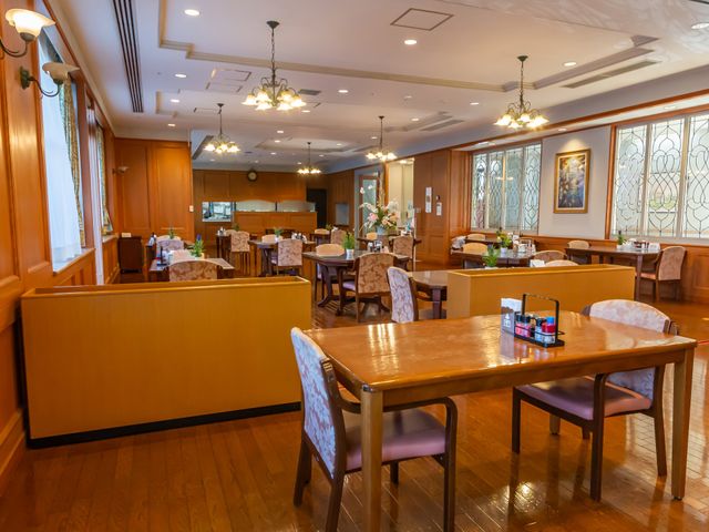 居心地の良いダイニング ダイニングルーム ゆったりとしたダイニングでは、明るい窓辺のテーブルでお食事をお楽しみいただけます。
