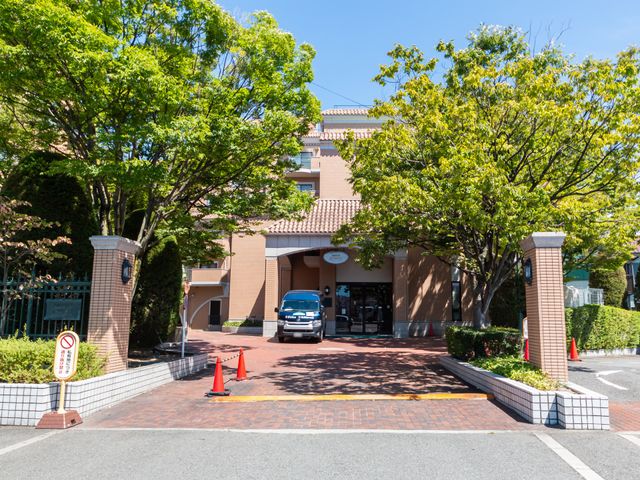 入口付近の様子 エントランス 緑豊かなエントランスが迎える清潔感ある施設です。手入れの行き届いた植栽が心を和ませます。