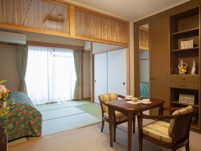 居心地の良い居室 和洋室 落ち着いた色合いの居室をご用意しています。居住空間の清掃や整理を通して、快適な生活を支えるお手伝いをしませんか。