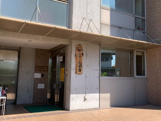 建物の正面出入口  