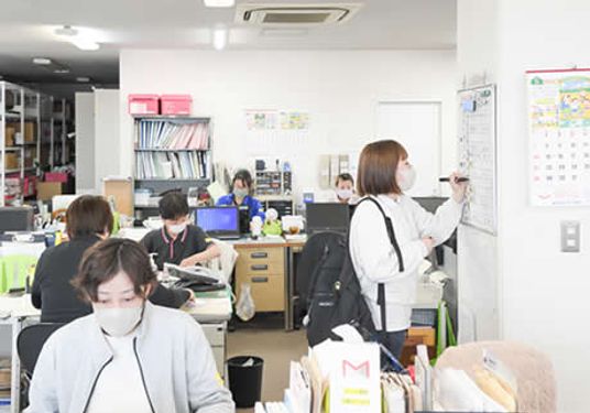 スタッフの様子とオフィス