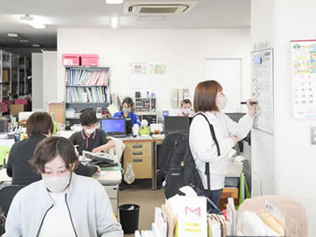 スタッフの様子とオフィス スタッフイメージ 活気あふれる職場で、スタッフが協力して業務を進めています。多くの人が働きやすい環境です。