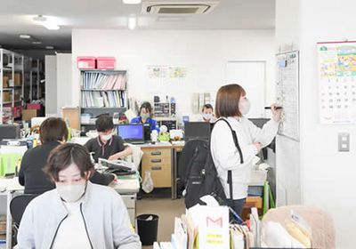 スタッフの様子とオフィス