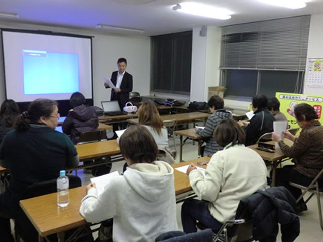 勉強会の様子の多目的室 多目的室 参加者が資料を見ながら、講師の説明を聞いています。スタッフの学びの場として最適です。