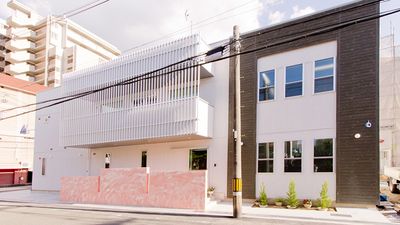 白と灰色が調和した外観