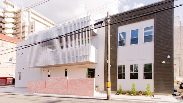 白と灰色が調和した外観 外観 明るい色調が特徴の建物です。シンプルでモダンなデザインが目を引きます。