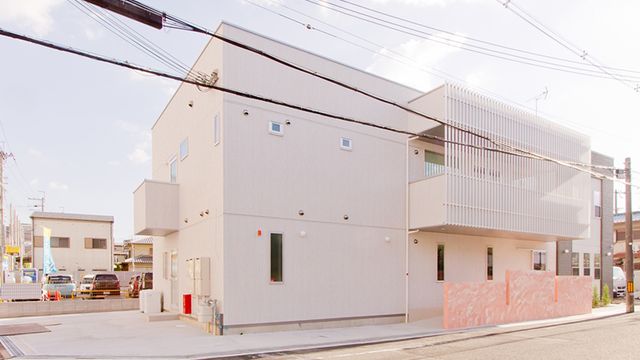 軽やかな色合いの外観 外観 明るい色調が特徴の建物です。シンプルな設計で、温かみのある雰囲気を感じられます。