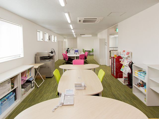 開放的な作業スペース 内観 広々とした作業スペースで、自然光が差し込み、快適な作業環境が整っています。
