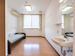 広い居室と洗面台