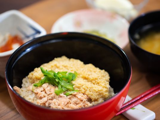 お茶碗に盛られたごはん