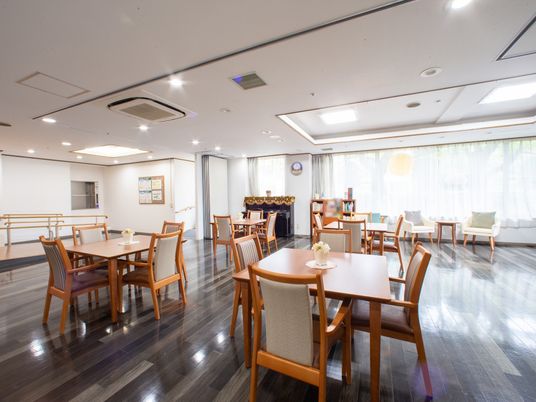 広々とした明るい食堂