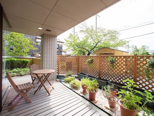 緑豊かな開放的なテラス
