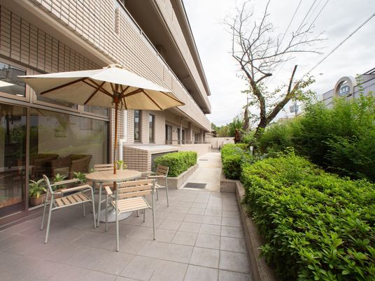 テーブルとパラソルの中庭