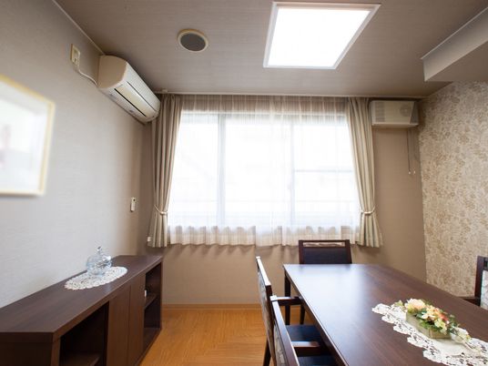 居室のダイニングテーブル