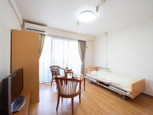 明るい居室の様子