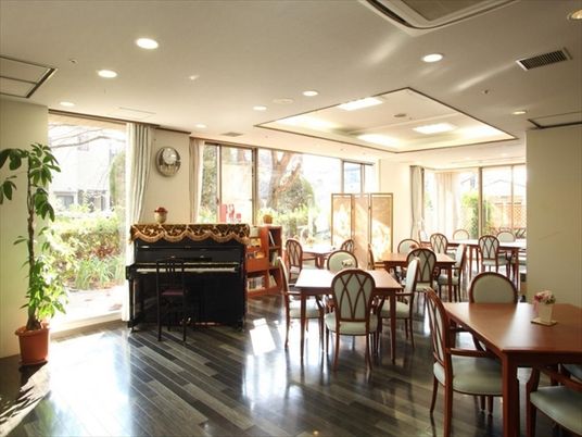 窓際のピアノがある食堂