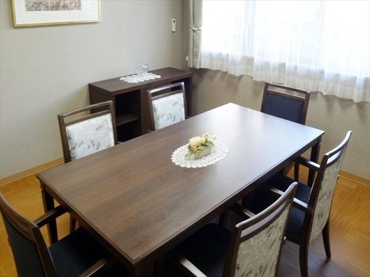 居室の洗練された食卓