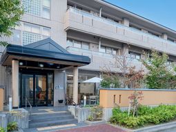 明るい建物のエントランス