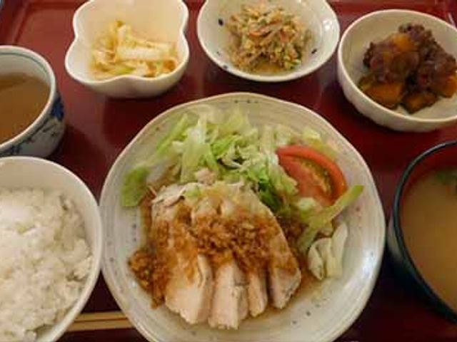 食事プレート 料理 バランスの取れた食事が提供されます。栄養たっぷりのメニューで健康的な生活をサポートします。