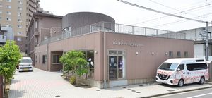 広々とした建物と車
