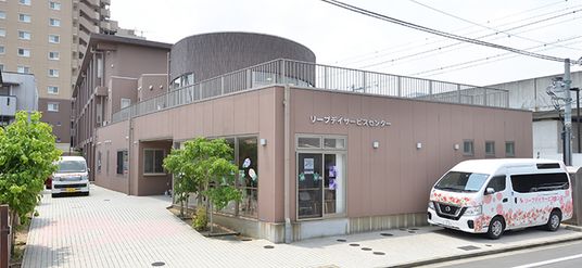 広々とした建物と車
