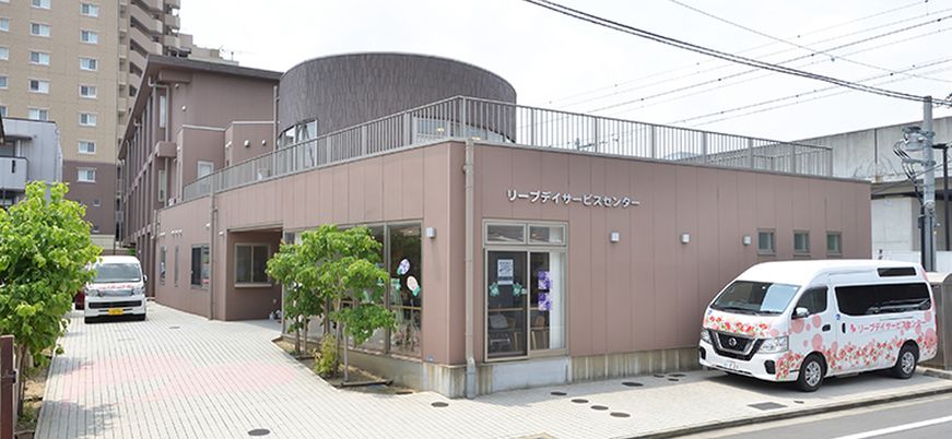広々とした建物と車