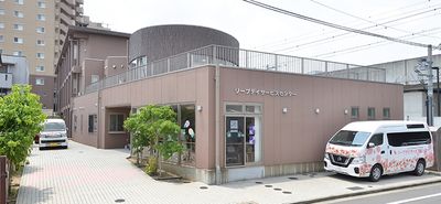 広々とした建物と車